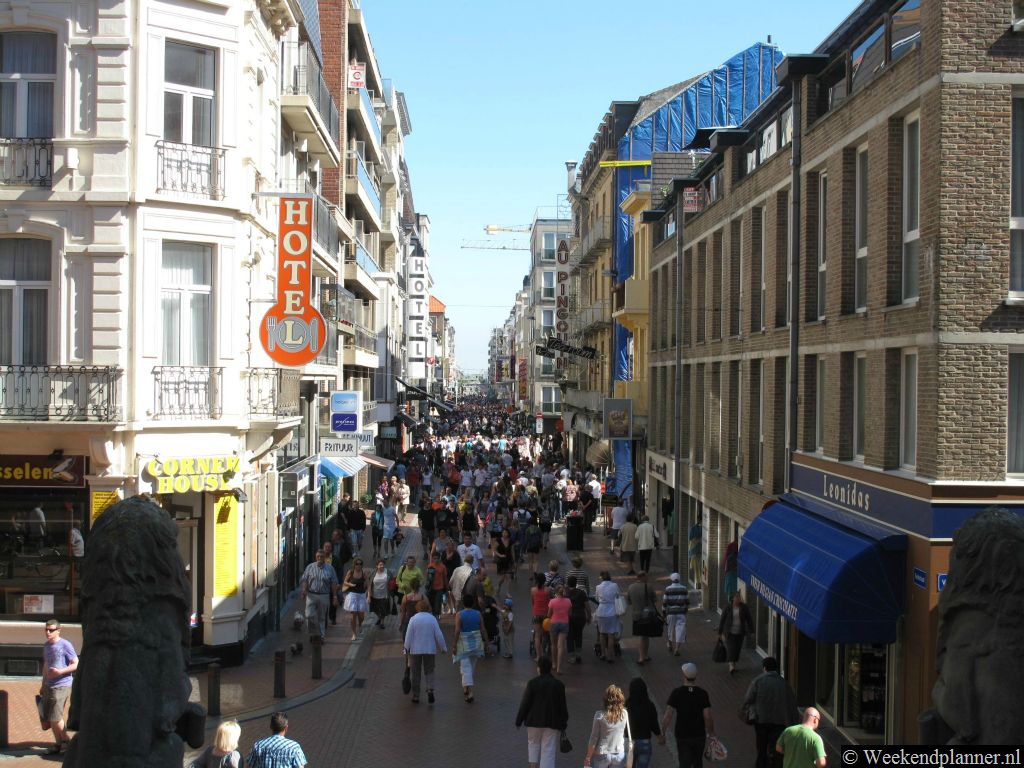 Als je van station naar het strand loopt kom je waarschijnlijk door de winkelstraat Kerkstraat. Tips: De badplaatsen van België.